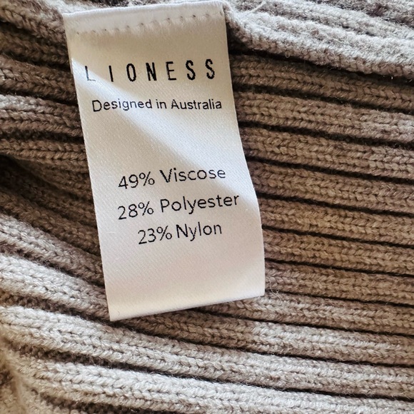 Lioness soft stretchy full zip sweater - Picture 5 of 6